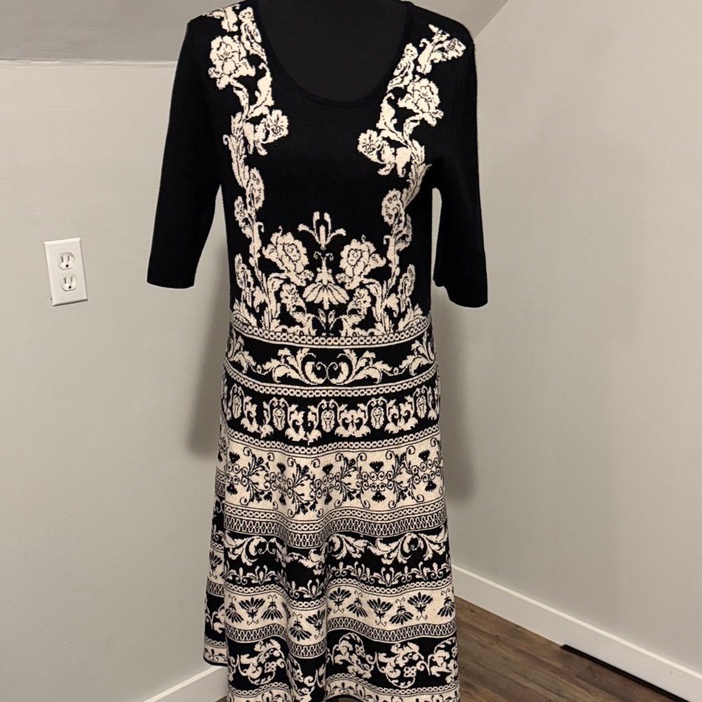 Sandra Darren  medium Elegant Black and White Floral Dress sweater